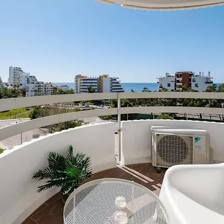 Apartament Stylish Beachfront Escape . Steps To . Wifi