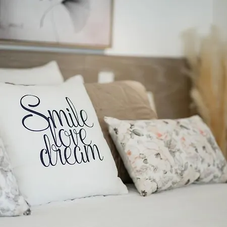 Apartament Stylish Beachfront Escape . Steps To . Wifi *