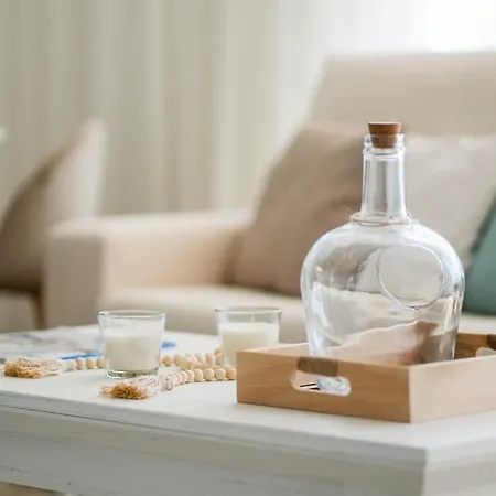 Appartement Stylish Beachfront Escape . Steps To . Wifi *