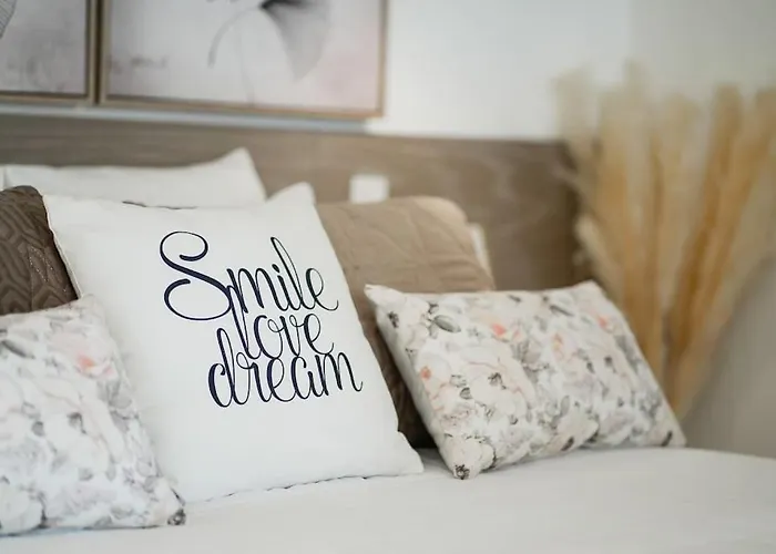 Apartamento Stylish Beachfront Escape . Steps To . Wifi *