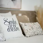 Διαμέρισμα Stylish Beachfront Escape . Steps To . Wifi *