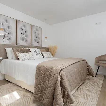 Apartament Stylish Beachfront Escape . Steps To . Wifi