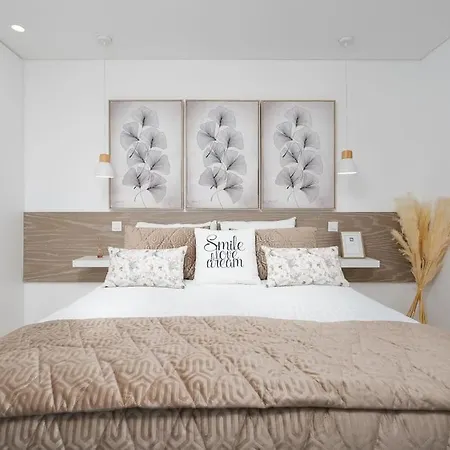 Apartament Stylish Beachfront Escape . Steps To . Wifi *