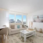 Stylish Beachfront Escape . Steps To . Wifi Apartmán