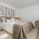 Apartmán Stylish Beachfront Escape . Steps To . Wifi