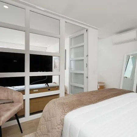 Apartament Stylish Beachfront Escape . Steps To . Wifi