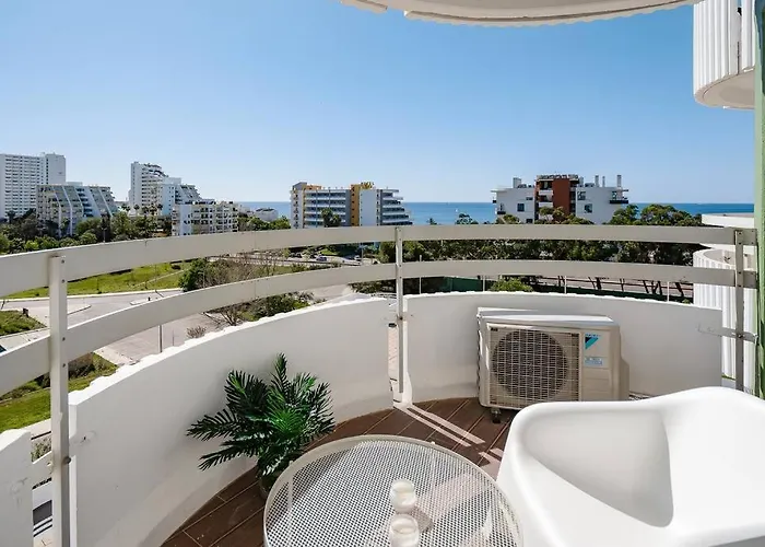 Apartament Stylish Beachfront Escape . Steps To . Wifi