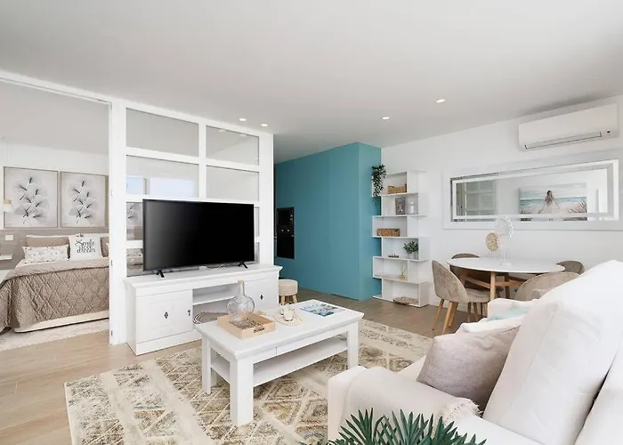 Apartament Stylish Beachfront Escape . Steps To . Wifi *