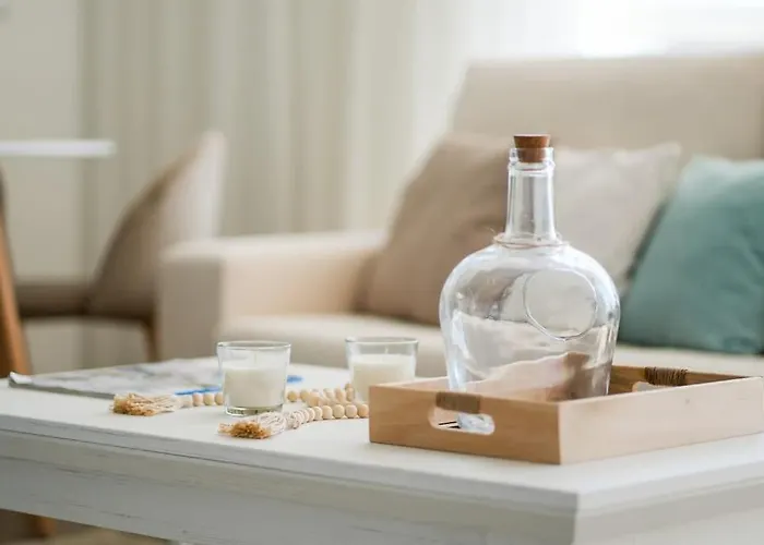 Apartament Stylish Beachfront Escape . Steps To . Wifi *