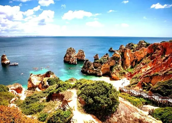 Apartament Stylish Beachfront Escape . Steps To . Wifi